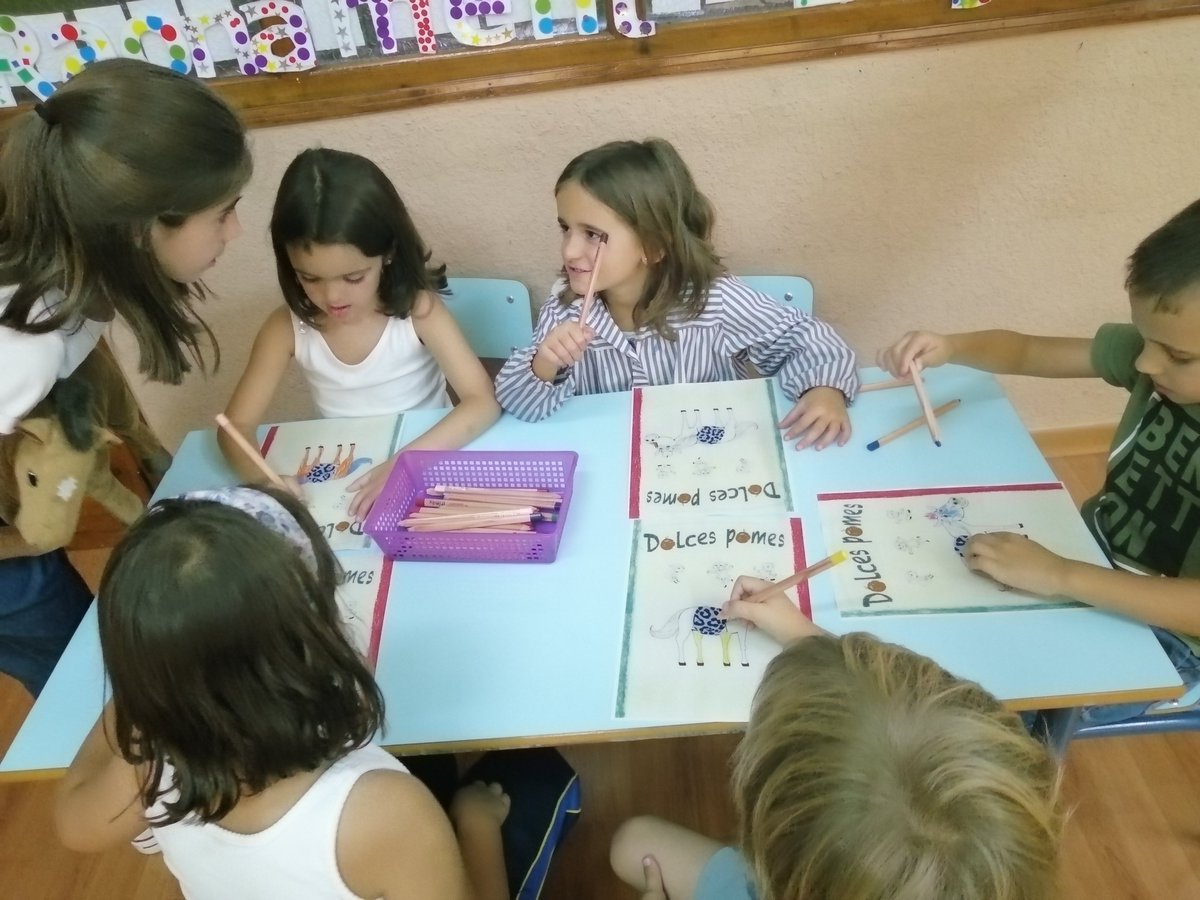 LaSalleLaSeu's tweet photo. Aquestes tardes de setembre ens ha visitat a l'escola la Rosa Marsino i la Mariona ens han explicat el conte de les Dolces pomes. Ens ha encantat!!🍎🍎🍎 #laSallelaSeu #JuntsiJuntesmillor https://t.co/1a0k8wLmzS