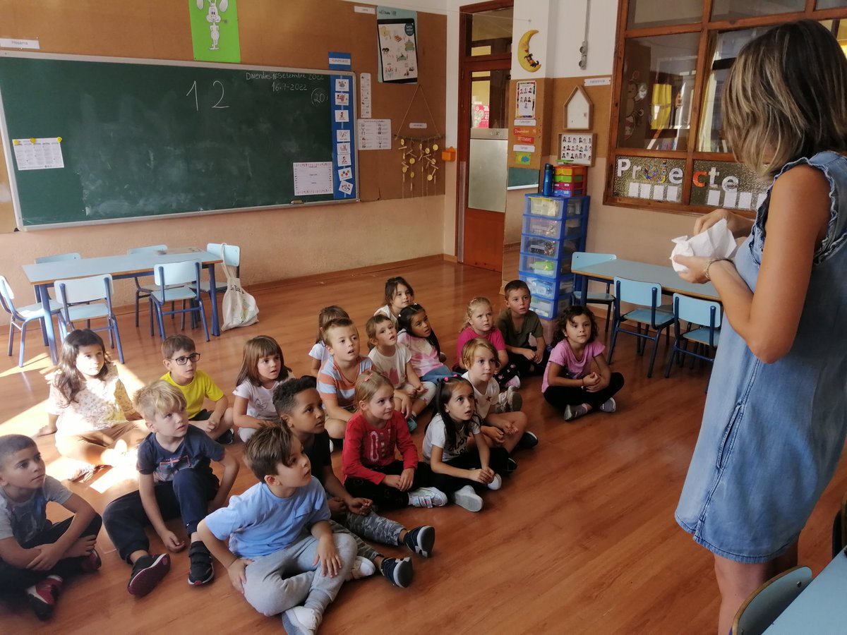 LaSalleLaSeu's tweet photo. Aquestes tardes de setembre ens ha visitat a l'escola la Rosa Marsino i la Mariona ens han explicat el conte de les Dolces pomes. Ens ha encantat!!🍎🍎🍎 #laSallelaSeu #JuntsiJuntesmillor https://t.co/1a0k8wLmzS