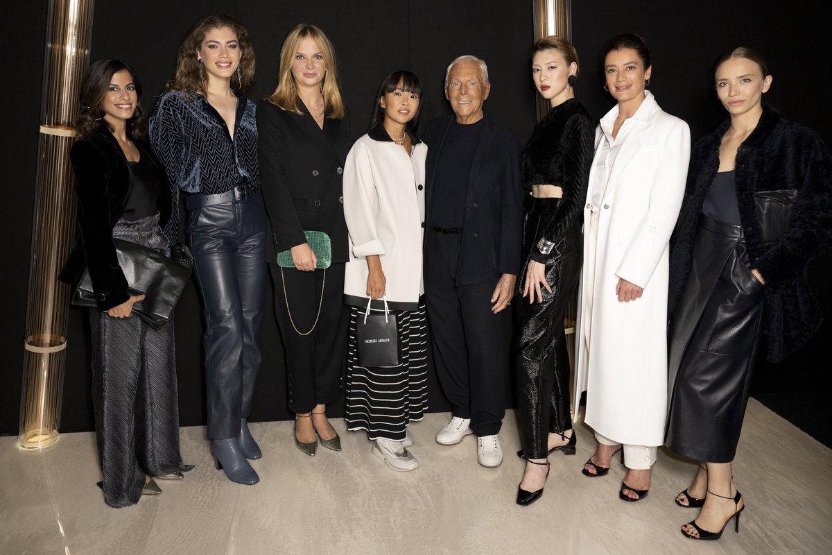 armani's tweet photo. Mr Armani with his special guests at the #GiorgioArmani Spring Summer 2023 Womenswear fashion show.

@m_hunziker @anna_foglietta @RocioMMorales
@IsabellaPoti @Kristina_Lunz https://t.co/OSEf3Avrbr
