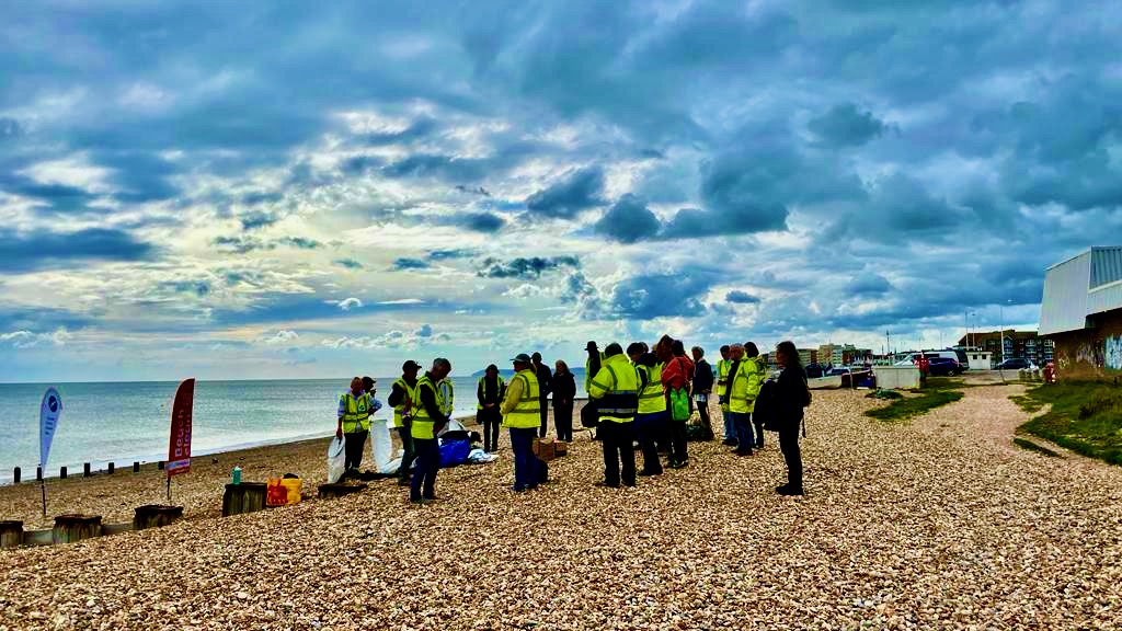StrandlinersCIC's tweet image. #Plasticpollution survey #5 (2 to go)
@MCSuk
#GreatBritishBeachClean Galley Hill, #Bexhill
29 motivated volunteers
345 items in 100m
#DogPoo problem
#SmartieLid
#ContainerSpill #Nestle tea pod
Identify &amp;amp; record to stop at source.
#cleaningupisnotenough #dataisevidence