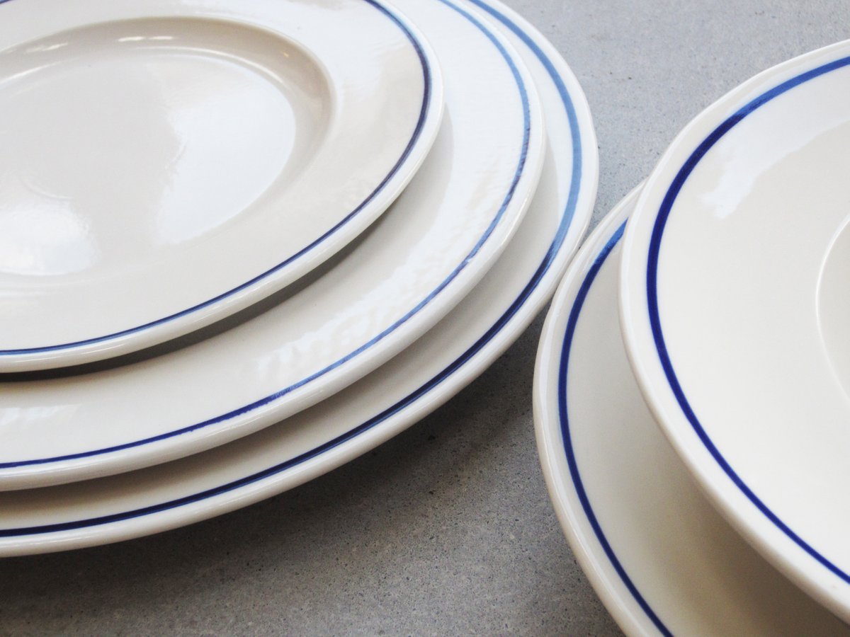 Hand painted with precision by our wonderful maker. The rich cobalt blue line contrasts beautifully with the porcelain.

bit.ly/johnjuliancoba…