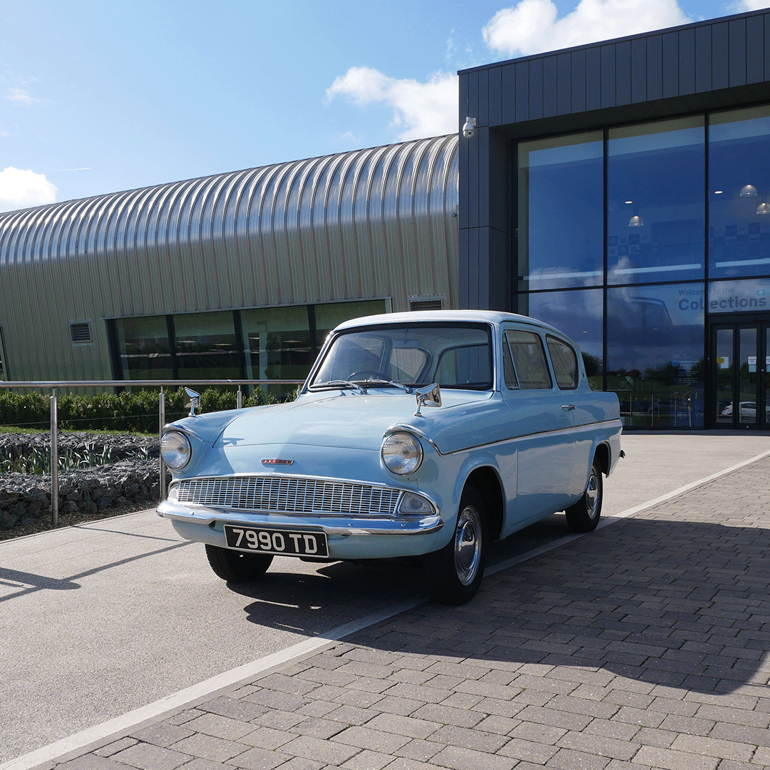 BMMuseum's tweet photo. ✨🚗 It's here! The 𝗙𝗼𝗿𝗱 𝗔𝗻𝗴𝗹𝗶𝗮 from Harry Potter and the Chamber of Secrets has arrived at the British Motor Museum 🤩
It's taking pride of place in our Star Cars display, available for you to come and see now!
#HarryPotter #105E https://t.co/mv3G4HZWNl