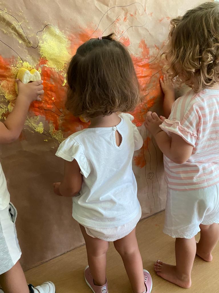 AfanasSCRT's tweet photo. Y llegó el #Otoño a nuestro #CEIMagallanes y estimulamos los sentidos del alumnado con multitud de técnicas divertidas!! 
Nos encanta educar jugando!!🍂🍁

#EducaciónInclusiva 🍀 #AfanasSCRT https://t.co/ou8MNwDIzM