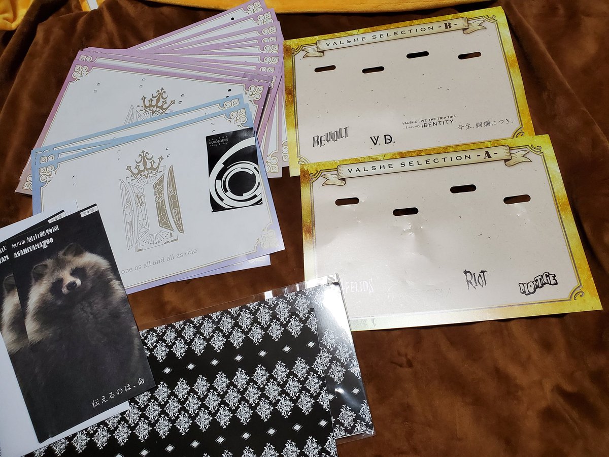 mt_VDM's tweet photo. 台紙無限回収結果発表〜
Aセット3枚
Bセット10枚(+2枚は使用済みの為手元になし)
第2弾アクキーの台紙各1
ストラップの台紙2(これ好き!)
うろぼろすのリップの台紙1(これ6年前のだよ!?ありがとう!)
+道民さんからのお土産(大歓喜)
#LTU_VAL
皆本当にありがとう!!!
物持ちの良さと優しさが凄い https://t.co/DRaTUhgNCn