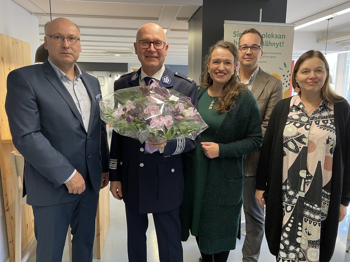 Kävimme kiittämässä #Tampere’en ja tamperelaisten puolesta Sisä-Suomen poliisilaitoksen eläköityvää poliisipäällikkö Timo Vuolaa pitkästä työstä turvallisuutemme eteen. Yhteistyö on ollut hyvää kaikilla tasoilla. Poliisi on isolle ja kehittyvälle kaupungille tärkeä kumppani.