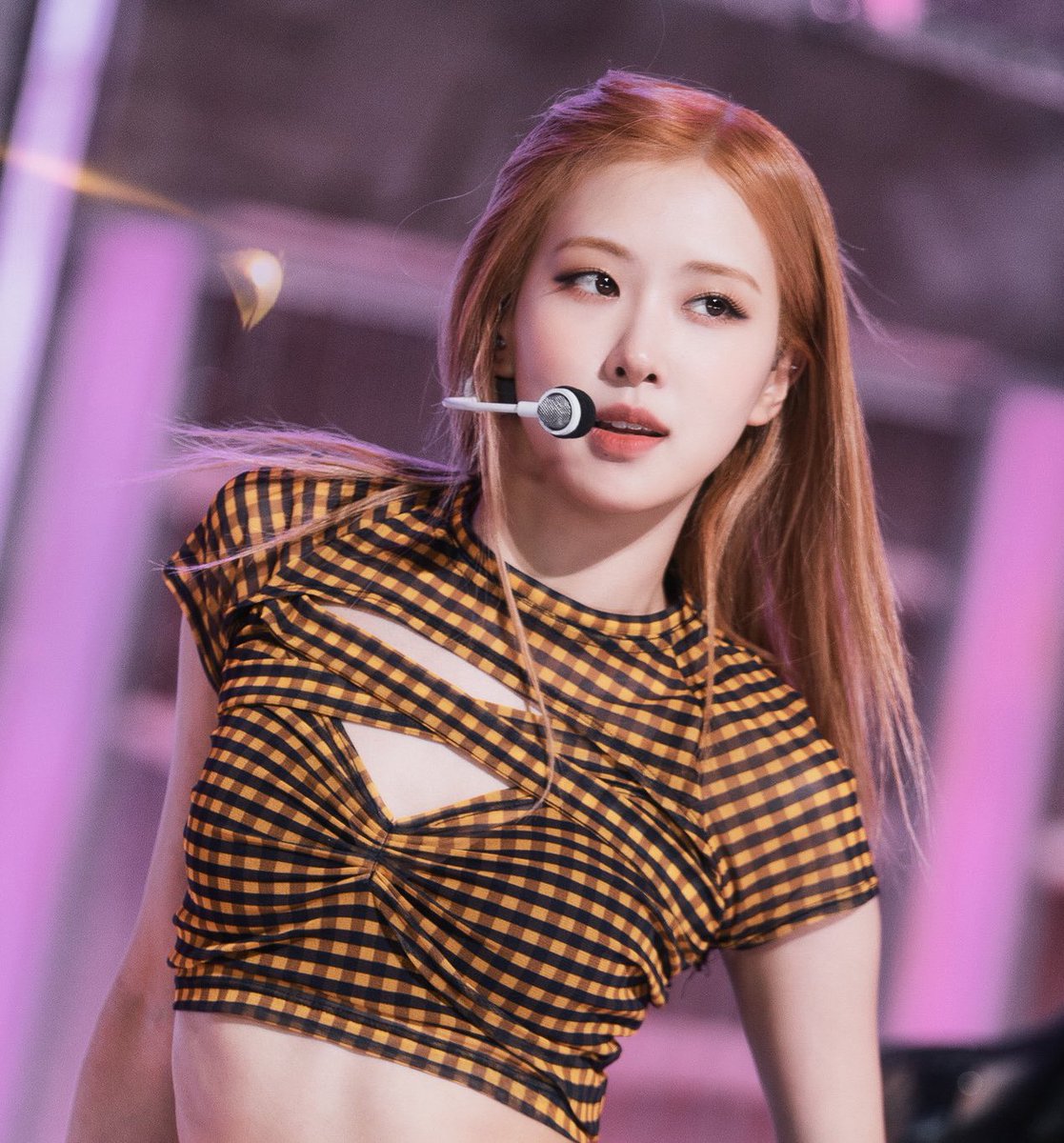 rshourly's tweet photo. #로제   #ROSÉ https://t.co/yQrquN7vEJ