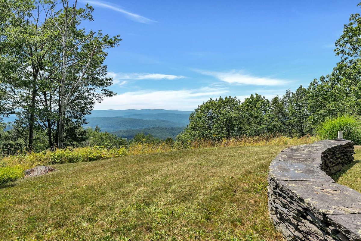 snyderdonegan's tweet photo. Views on views at 56 HORTON LANE in Lyme, NH, exclusively listed at $2,256,000π
.
.
.
#snyderdonegan #realestate #nhrealestate #uppervalleyrealestate #lymhnh #contemporaryarchitecture #longrangeviews https://t.co/Xh9lk8mQlF