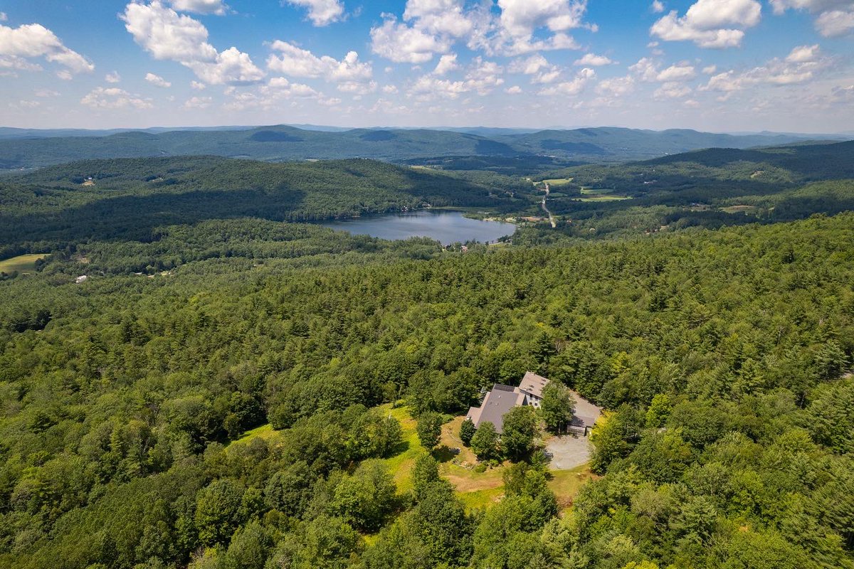 snyderdonegan's tweet photo. Views on views at 56 HORTON LANE in Lyme, NH, exclusively listed at $2,256,000π
.
.
.
#snyderdonegan #realestate #nhrealestate #uppervalleyrealestate #lymhnh #contemporaryarchitecture #longrangeviews https://t.co/Xh9lk8mQlF