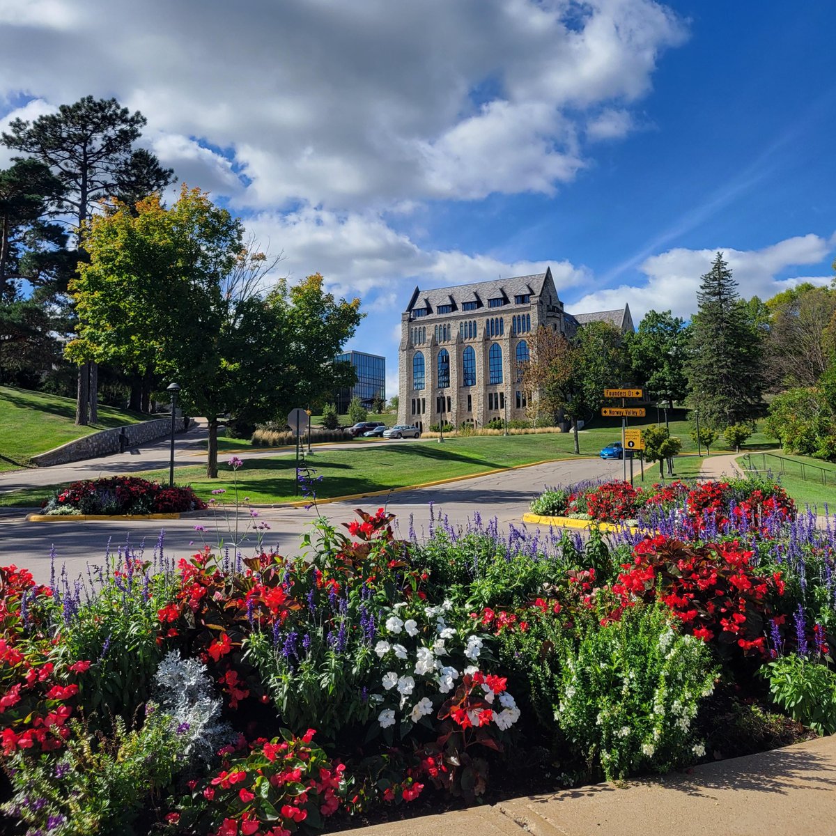 Architectural Digest magazine puts St. Olaf at No. 3 on its list of prettiest campuses in the country. We couldn't agree more. #UmYahYah #BeautifulCampus #FallOnTheHill

ow.ly/LPvv50KSYTk