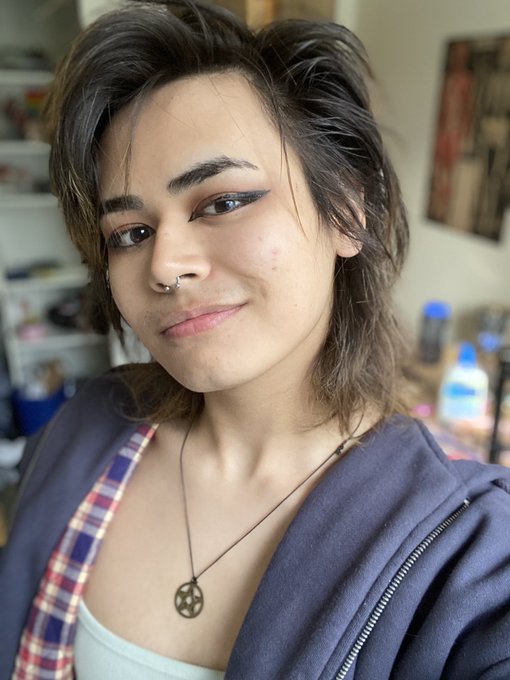 Outfit check!!! Heading to class now!! Wish me luck 💙💕 https://t.co/j3pAG0SHY1