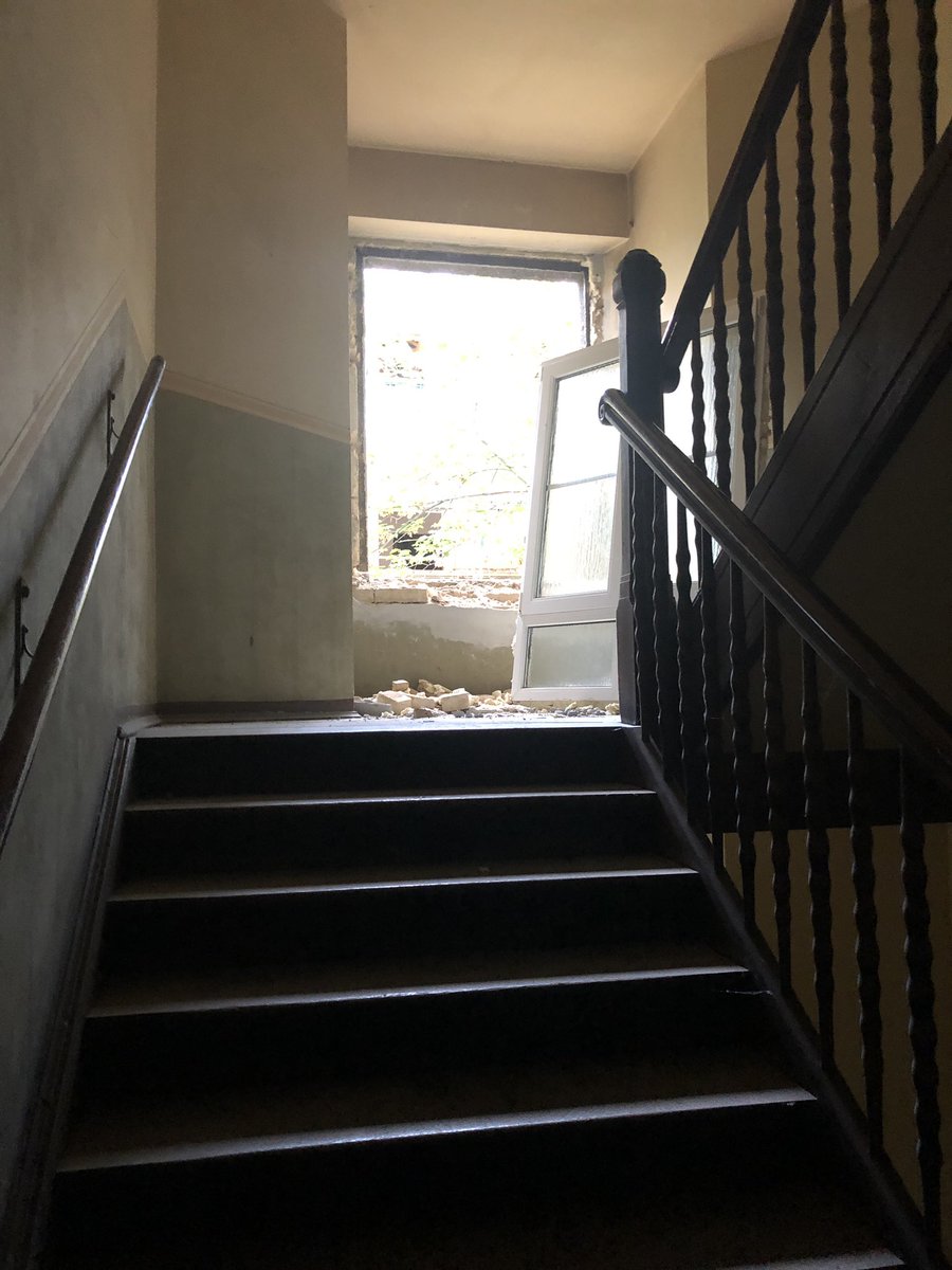 In einem noch bewohnten Haus <a href="/KE5563/">Kantstraße5563</a> wurde ein Fenster im Hausflur rausgenommen. Eigentümer rechnet wohl noch mit kompletten Leerzug bis Ende Oktober…oder soll es in diesem Winter warm bleiben?#Leipzig #Mieten #Energiekrise