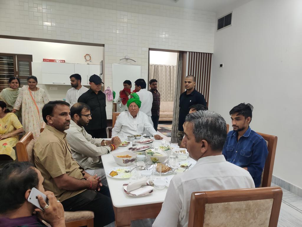 only1vivekc's tweet photo. Dinner with ex cm haryana TAU OP Chautala and bhai Karan Chautala
@AbhaySChautala @OfficialINLD @KaranChautala5 @OPChautalaINLD 
#Haryana #inldrally https://t.co/LXlXIRDRHl