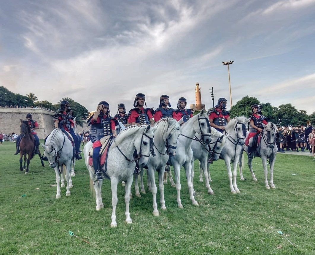 _PlanOut's tweet photo. 🔵 ¿Cómo habéis vivido los #cartaginesesyromanos este 2002?
👉🏼 Los caballos 🐴 #PlanOut nos confesaron que se lo pasaron en grande representado a sus ancestros.
Ahora nos dicen que quieren ir a Hollywood, a hacer películas. ¿Cómo les decimos que no pueden subir a un avión ✈️? https://t.co/qwSruPBiKA