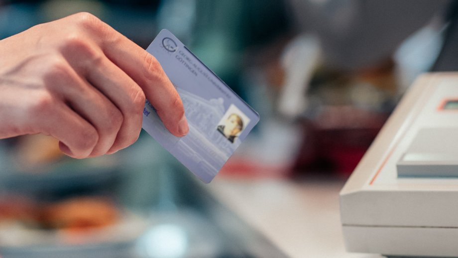 Ab 1.10.2022 gelten in unseren Mensen neue Preise. 
Durch die von der Bundesregierung eingeführte Gasumlage ab dem 1.10.2022 werden sich, wie bereits von unseren Gasanbietern angekündigt, die Preise für Gas erhöhen. Daher müssen wir unsere Preise um 5 Cent pro Essen erhöhen.