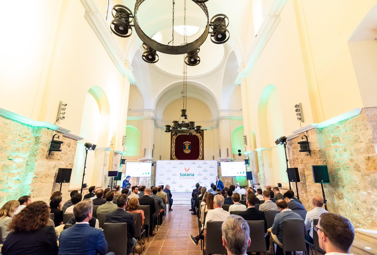 solaria_energia's tweet photo. 📢 El pasado jueves compartimos una jornada con inversores, bancos y analistas donde presentamos nuestros resultados del 1S, explicamos la estrategia de la compañía para alcanzar 18 GW en 2030 y visitamos nuestro complejo Cifuentes-Trillo 626MW #transiciónenergética #energíasolar https://t.co/yn8v0MXYme