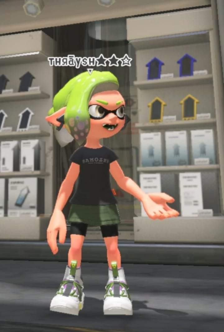 thraysh's tweet image. Ugh, now that splatfest is over my squiddo has been lecturing me on why she needs a new phone 🙄