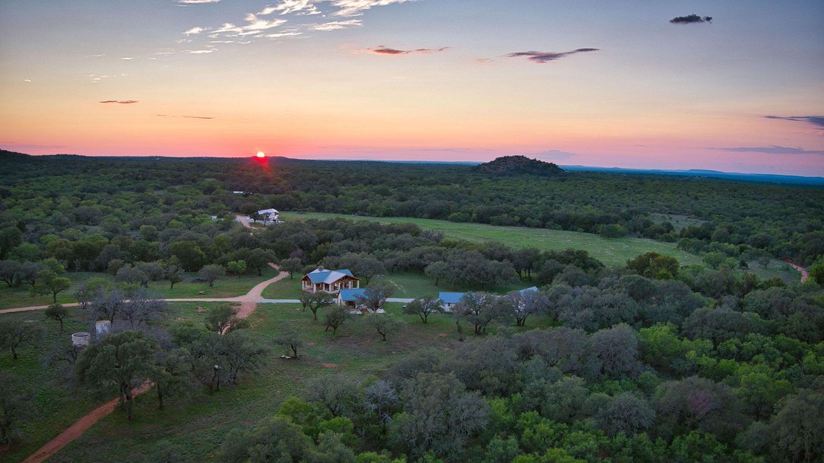 landwatch's tweet photo. Here is a an opportunity to own your very own "Show Stopper". 460 +/- Acres located deep in the Texas Hill Country. This ranch boasts some of the very best hunting in Llano County. Listed By Joe David Yates &amp; Assoc
.
.
.
Property ID: 414854245
https://t.co/hBa1WgrX7T https://t.co/JcoR0I33EV