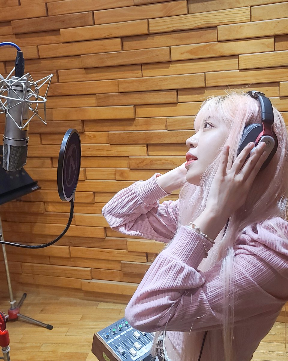 damned_diamond's tweet photo. They have been telling us about the progress of the new album every step of the way. In 10 days time, that album will be released and it's gonna be amazing. No doubt!👍

#RollingQuartzIsComing
#RollingQuartz2ndSingleAlbum https://t.co/LdPG3mprRP