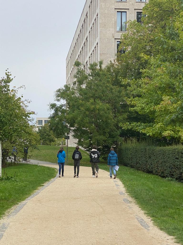 mathcitymap's tweet image. Hallo im neuen #Schuljahr liebe @Mathe_Adler! 🦅 Mit einem #Mathtrail starten die Siebtklässler in ein Jahr voller Rätsel und Knobeleien 🔢
@goetheuni @Stadt_FFM #iteachmath #twlz #digitalebildung