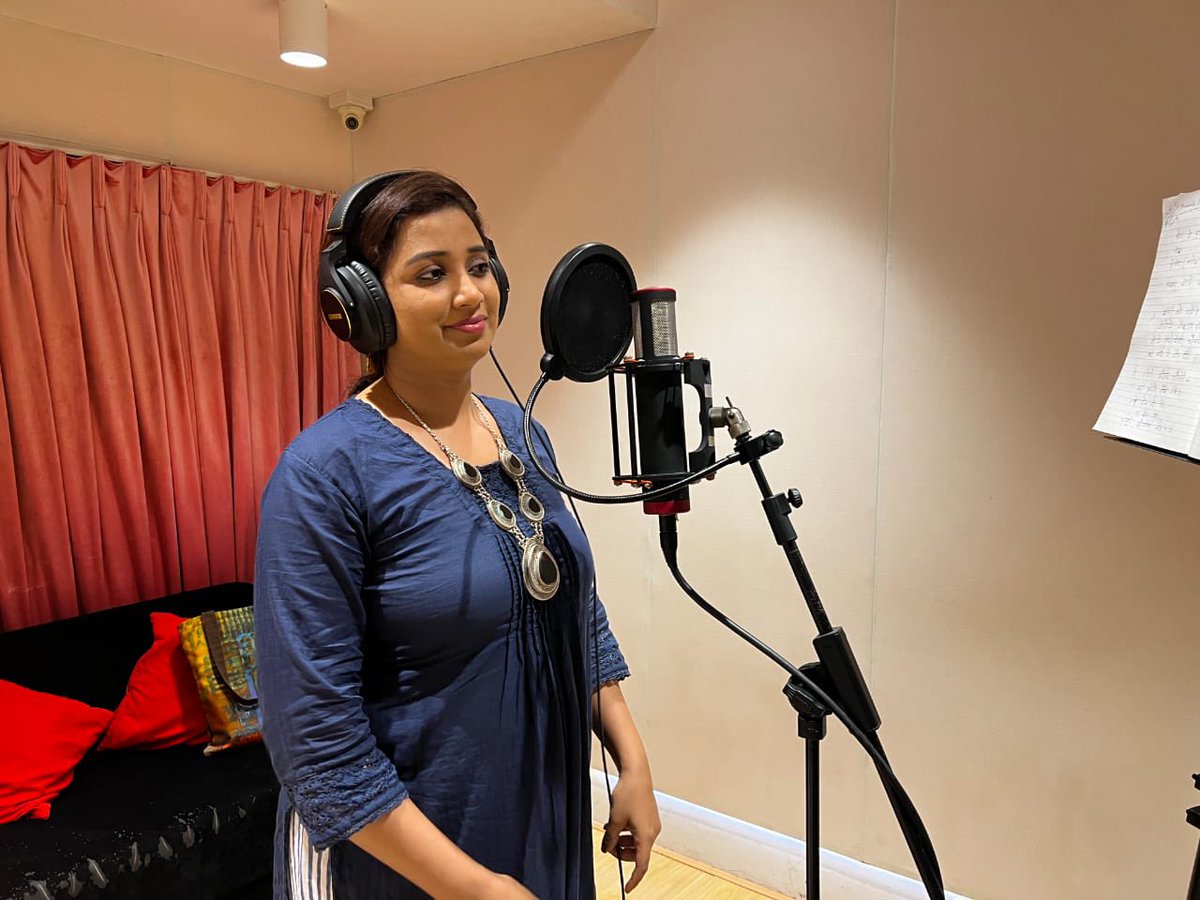 RanaSarkar's tweet photo. দেবীপক্ষের শুরু...
শ্রীজাতর ছবি মানবজমিনের জন্য গান গাইলেন @shreyaghoshal
আজ মুম্বাই-এ রেকর্ডিং হলো সংগীত পরিচালক @joythejoyous এবং @srijato_speaks এর উপস্থিতিতে...
একটা মন ভরানো Album আসছে 🎶
'মানবজমিন' শুভমুক্তি আসন্ন 🤟
@paramspeak @PriyankaSarkarB @srijitspeaketh https://t.co/ncLCQmYkxn