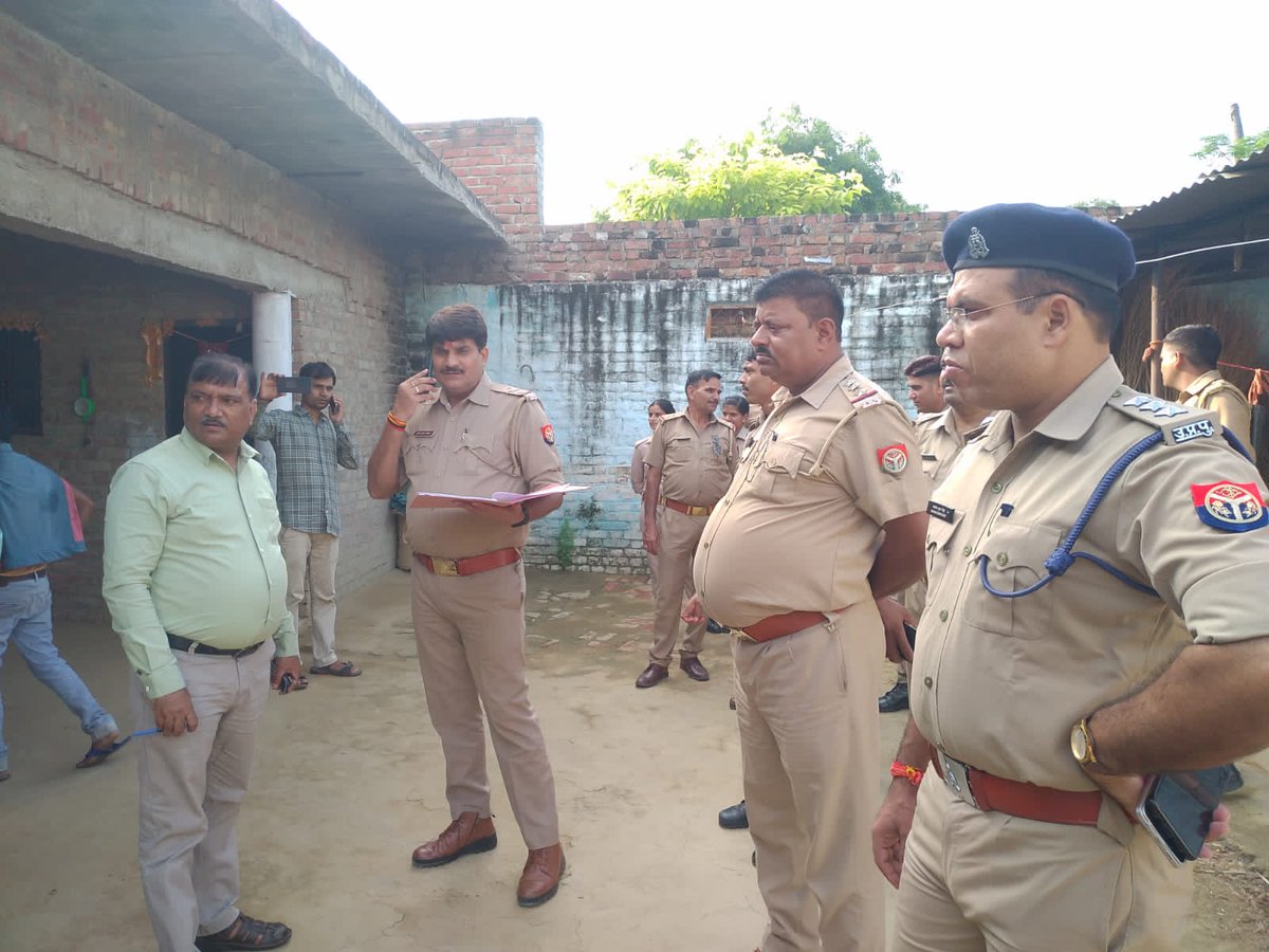 mainpuripolice's tweet photo. मैनपुरी ~ थाना एलाऊ पुलिस द्वारा गैंगस्टर एक्ट की धारा 14(1) के तहत अभियुक्त राजवीर उर्फ राजेश यादव व सत्यवीर पुत्रगण अतिराज के विरुद्ध की गई सम्पत्ति जब्तीकरण की कार्यवाही,  अवैध साधनों से अर्जित की गई अचल संपत्ति (मकान), भूमि व कार आदि कीमत करीब ₹ 1,40,50,000 की गई जब्त। https://t.co/BIHfP2m1Pz