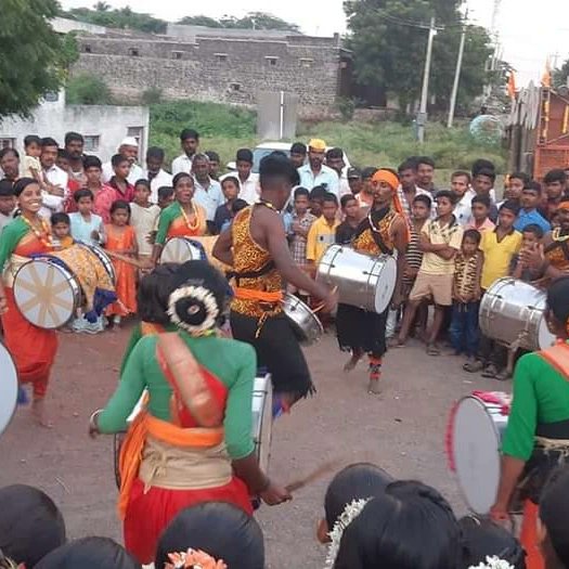 SlMuttu's tweet photo. ಶಿರಶ್ಯಾಡ ಗ್ರಾಮದ ಭಜಂತ್ರಿ ಸಮಾಜ ಬಾಂಧವರು ಏರ್ಪಡಿಸಿದ್ದ ನವರಾತ್ರಿ ಉತ್ಸವದಲ್ಲಿ ಭಾಗವಹಿಸಿ ದೇವಿಯ ಆಶೀರ್ವಾದ ಪಡೆದುಕೊಳ್ಳಲಾಯಿತು .....
#ನಾಡದೇವಿಉತ್ಸವ
#navaratri2022
#bjpindi
#bjpkarnataka
#dayasagarapatil https://t.co/MgtRVZTxXe