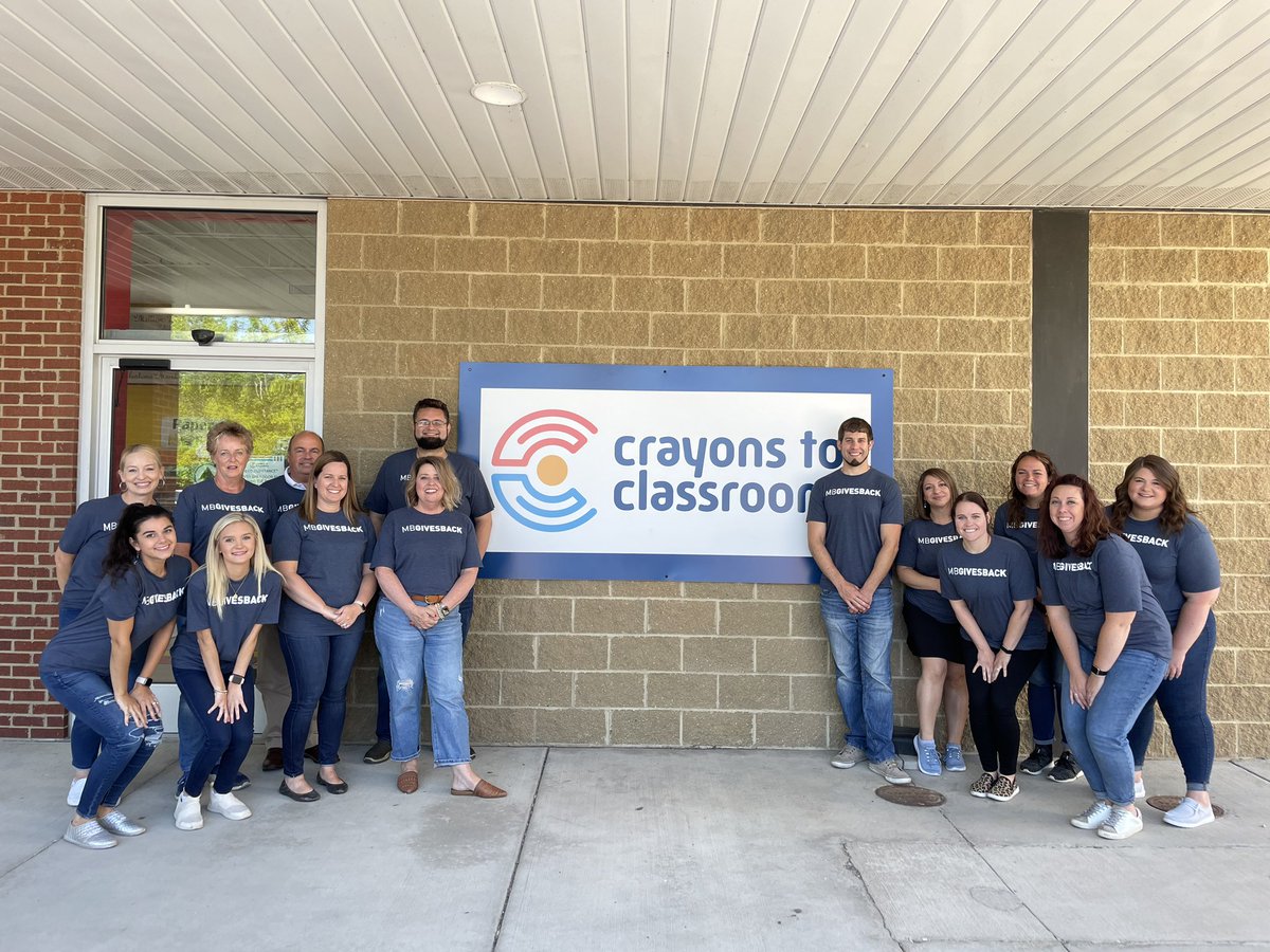 mb_benefits's tweet photo. Our #MBGivesBack team loves to support teachers all year long! Back in June, MBers volunteered their time at @crayons2classrm to help prepare the shop. In August, we held a school supply drive and donated the top ten supplies most needed by our local teachers! #MuchBetterAtMB https://t.co/h42iiUZpuf