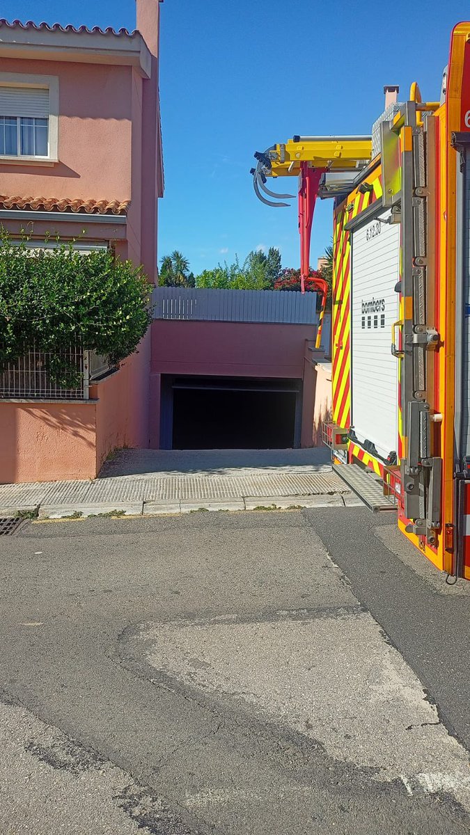 Petit incendi de cablejat elèctric a un garatge privat, per sort sense danys materials ni personals. 
Actuació coordinada de PL Altafulla, bombers de Tarragona i SEM (sense ferits)