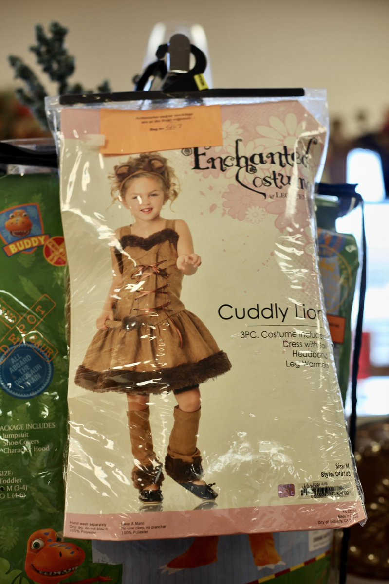 HandMeUpsNe's tweet image. Get Halloween ready at Hand Me-Ups today! We have a variety of costumes, decorative pieces, and more! Get them while you can👻

#Halloween #Omaha #Thrift #ThriftStore