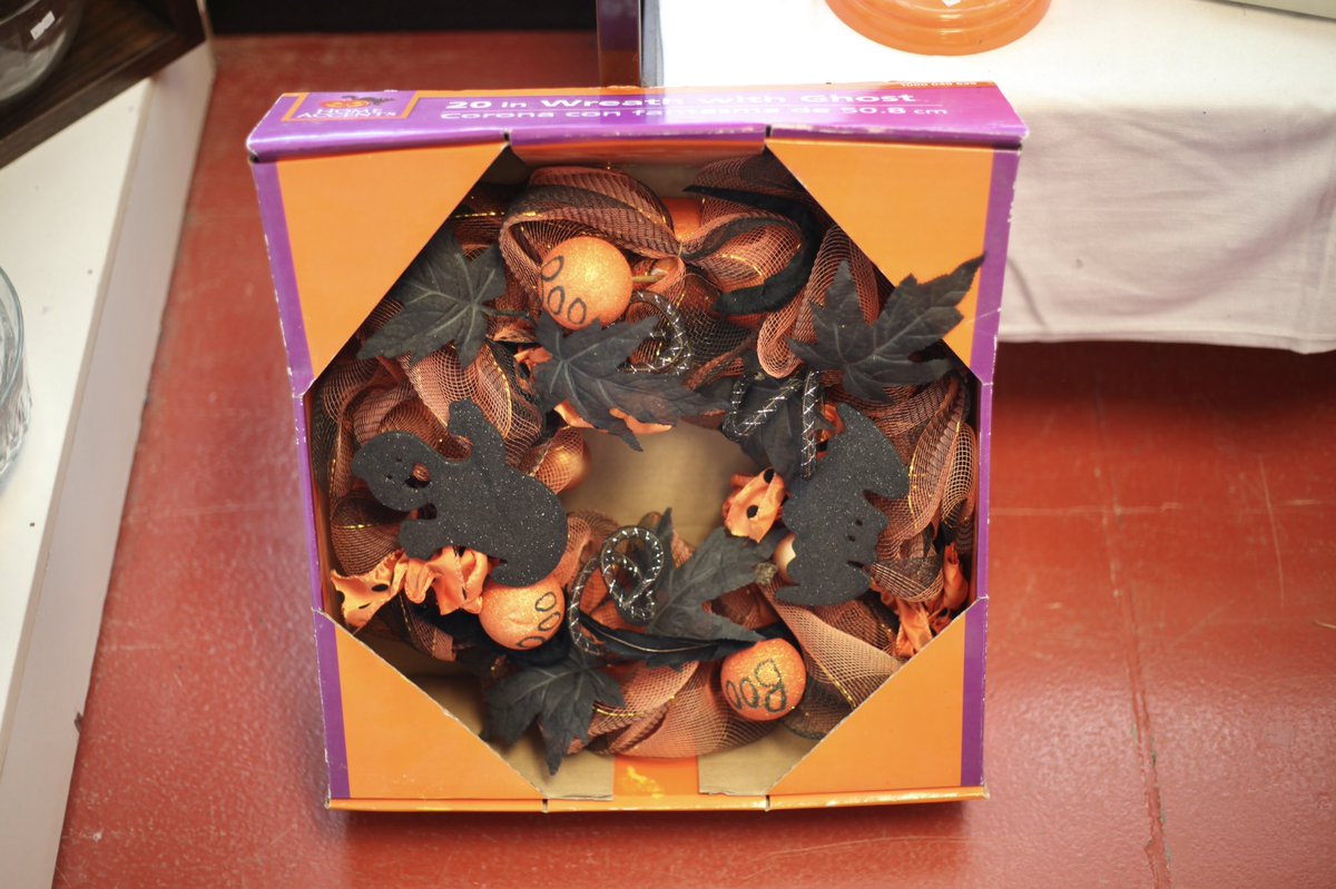 HandMeUpsNe's tweet image. Get Halloween ready at Hand Me-Ups today! We have a variety of costumes, decorative pieces, and more! Get them while you can👻

#Halloween #Omaha #Thrift #ThriftStore