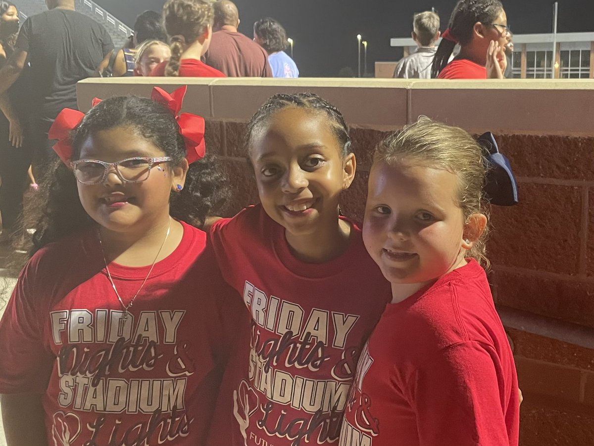 debbiesalazar's tweet photo. Thank you MHS @ManvelMajestics for a fun Friday night lights! These girls had a blast at your clinic and dancing halftime with you all! #sunsshine These @SLESuns shine everywhere they go! @gfoster_06 @MandiJaramillo https://t.co/YATEromfRo