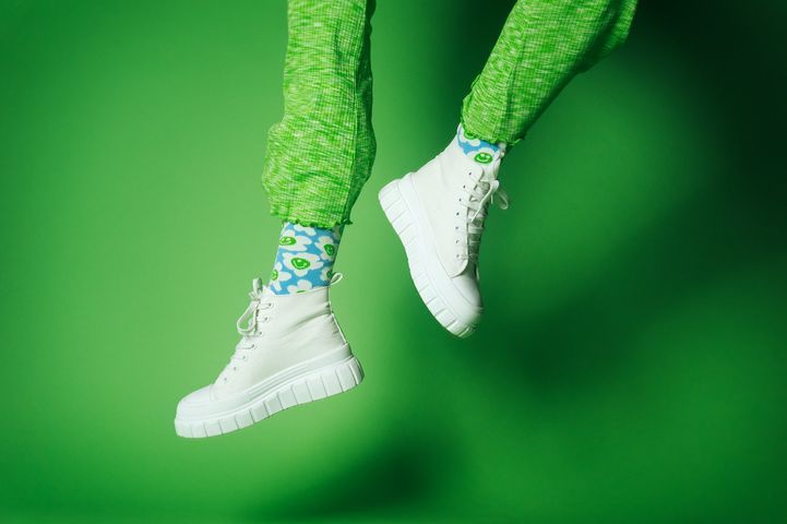 ChangemakerCH's tweet photo. Nachhaltige Botschafter an jedem Fuss 🧦

Der Alltag ist grau – Das dachten sich drei Zürcher Freunde im Jahr 2013 nach einer gemeinsamen Reise. Und da entsprang die Vision, mit alltäglichen Accessoires die Welt auf nachhaltige Weise farbiger zu machen. https://t.co/XLs2qT7Iz1 https://t.co/HYeVB8QG5Z