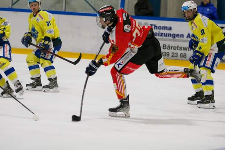 ehcduernten's tweet photo. Erster Sieg! Nach der 1:7 Schmach gegen #EVDN folgte im ersten Heimspiel der erste Sieg. Die Wikinger schickten St.Moritz mit 8:5 nach Hause. https://t.co/gVjmWba8rG