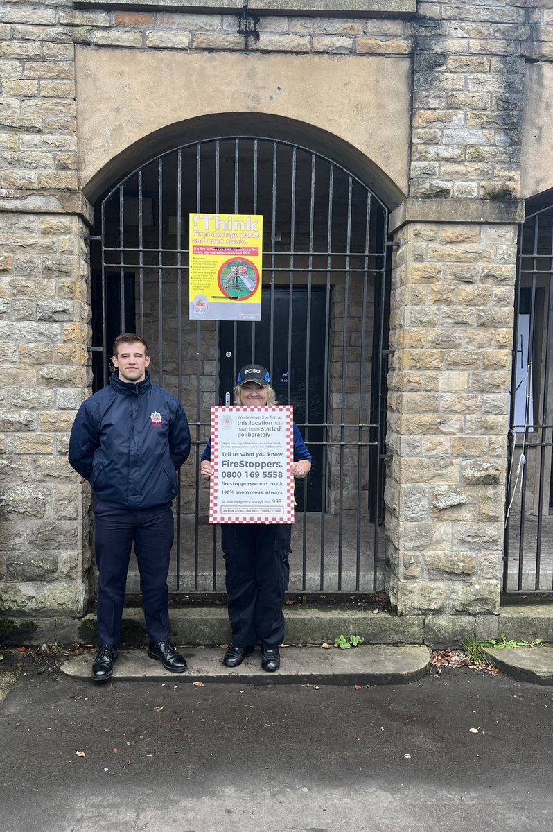 Glossop Blue Watch, CSO Wilson &amp; PCSO Jones attended Manor Park in Glossop this afternoon, prevention boards put up following deliberate fires 🔥 in the area over the weekend <a href="/DerbyshireFRS/">Derbyshire Fire & Rescue Service</a>