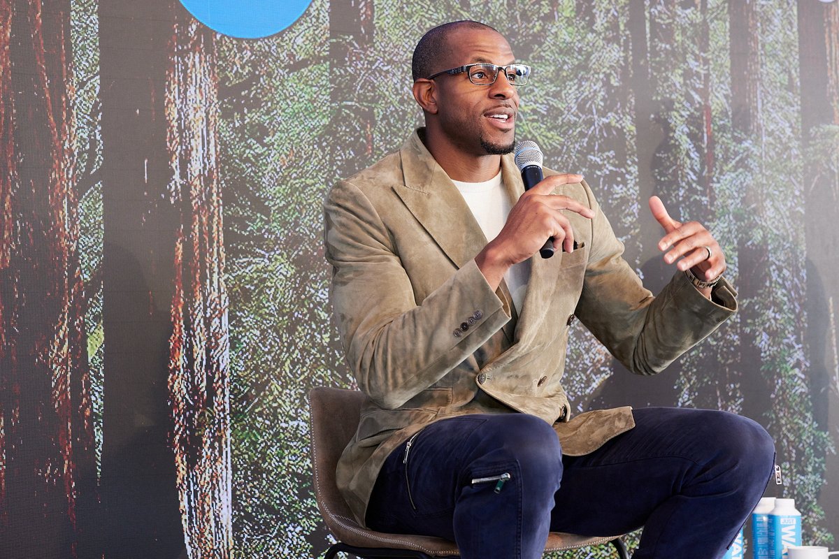 EbonyBeckwith's tweet photo. Such a treat for our #FutureExecs to hear from @andre and @thekidet on their careers both on and off the court 🏀 Loved Andre’s shoutout to @Benioff...having a great mentor is everything! ❤️ #DF22 https://t.co/Y2MuAWFwEV