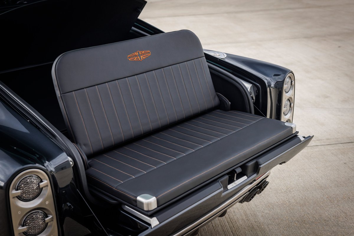 davidbrownautos's tweet photo. This Speedback Silverstone Edition is specified with David Brown Automotive's signature deployable picnic seat, ready to create unforgettable memories. #PicnicSeat #CoachbuildingIsBack #MadeInBritain #Bespoke #SpeedbackSilverstoneEdition https://t.co/jrW5C2h0eY
