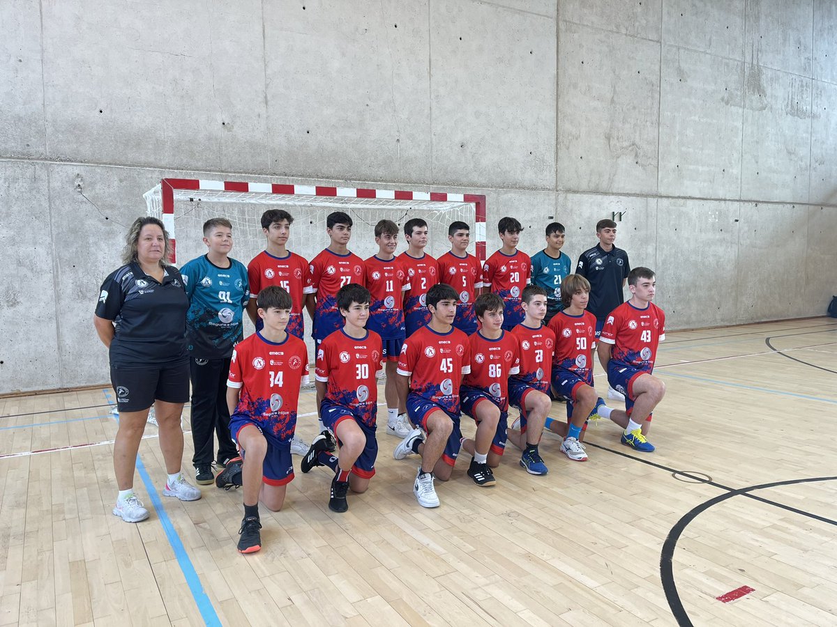EmecSport's tweet photo. Impresionantes las fotos de @balonmanosanse en 
la presentación de todos sus equipos para esta Temporada 22/23. Es una alegría ver a todas las categorías juntas. Gracias por pertenecer a los equipos @EmecSport y mucha suerte en las competiciones💪💪💪 https://t.co/E1pW3ONELp