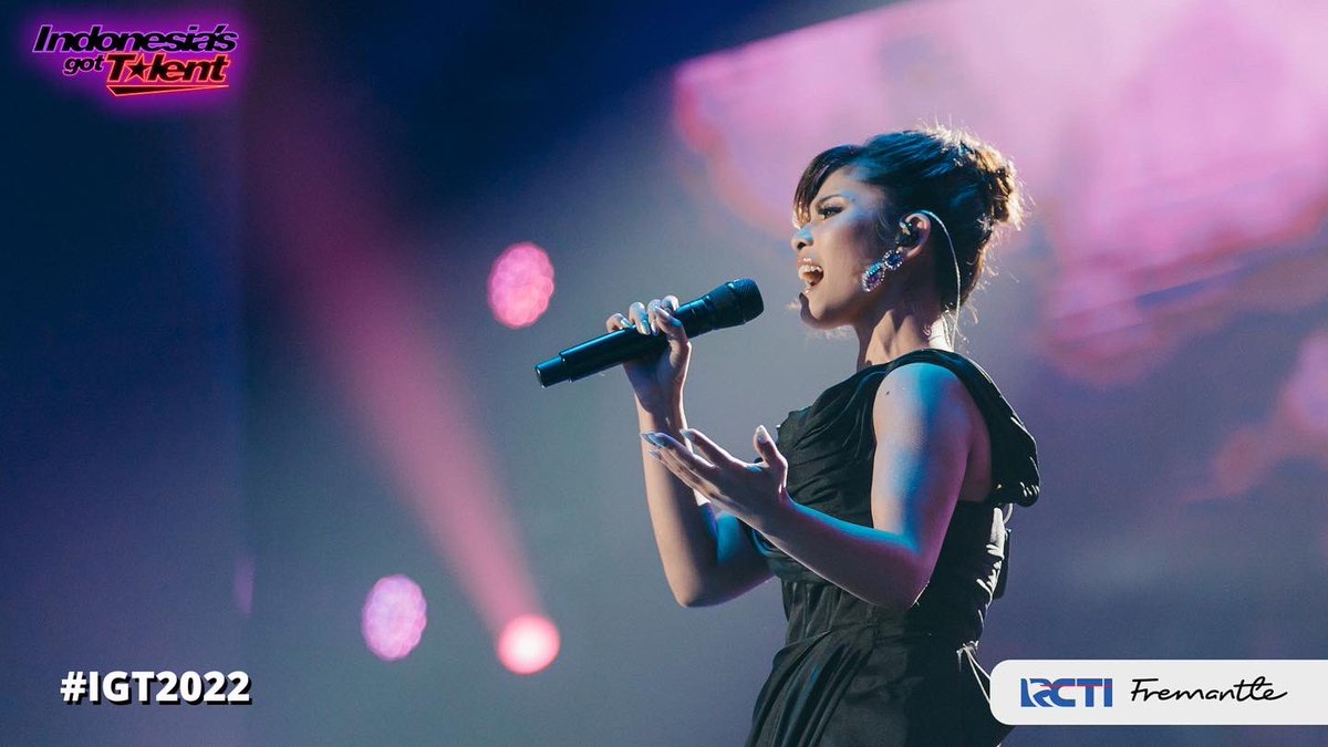 GotTalentID's tweet photo. Lagi-lagi Laura bikin kaget para judges dengan suaranya yang luar biasa!😱
Kali ini Laura berduet dengan kak Rimar menyanyikan lagu “Lovely” by @billieeilish & @thegreatkhalid🙌🏻
Jangan sampai nggak vote Laura guys!
#IGT2022 #GOTTALENT2022 #IndonesiasGotTalent #RoadToGrandFinal https://t.co/X3x3D90m6G