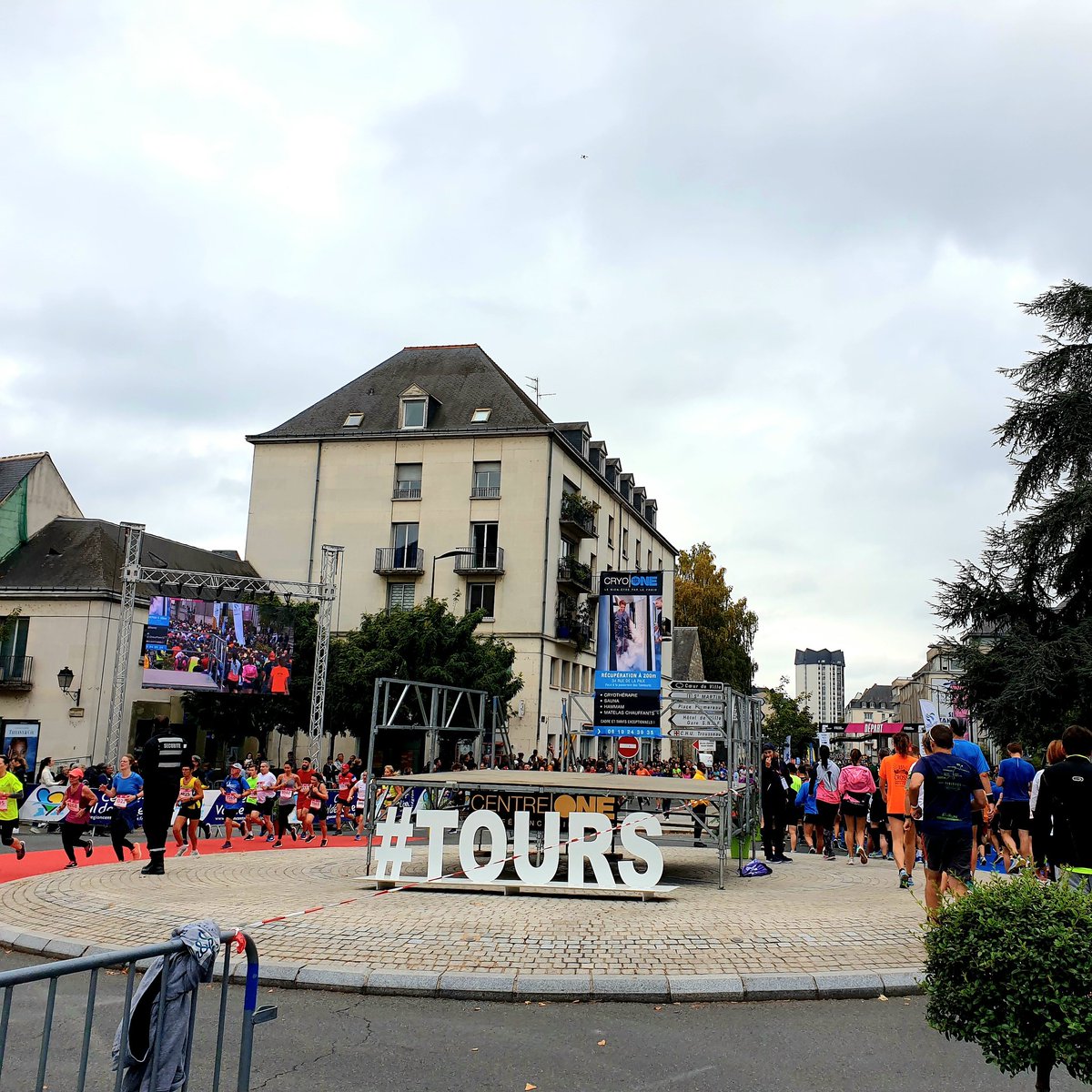 CEPR_Inf_Immun's tweet photo. Belles #courses hier lors des 10 &amp; 20 kms de #Tours avec plusieurs #courageuses équipières du @CEPR_Inf_Immun @CEPR_Team3 qui portaient le T-shirt marquant les 10 ans de notre #laboratoire! 
👍 👏👏👏Adélaïde, Emilie et Christelle https://t.co/46yH2sjQPk
