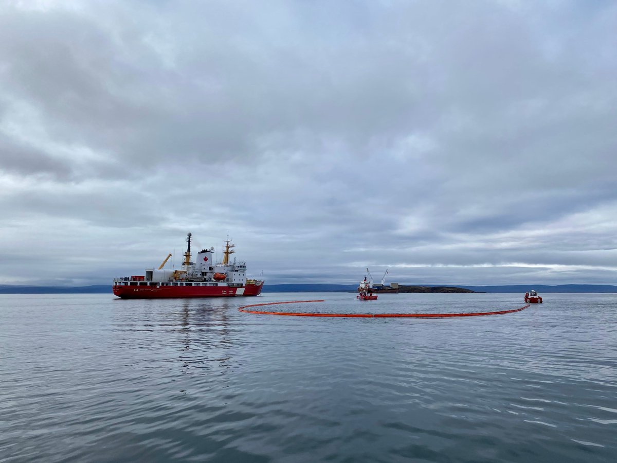 CoastGuardCAN's tweet photo. News from the #Arctic: We recently had Operation Tasiujarjuaq; this #EnvironmentalResponse exercise simulated the response to a major spill in the Iqaluit Harbour, Nunavut, where our crews demonstrated their capacity and preparedness to respond to pollution. https://t.co/i9SvQgIRNe