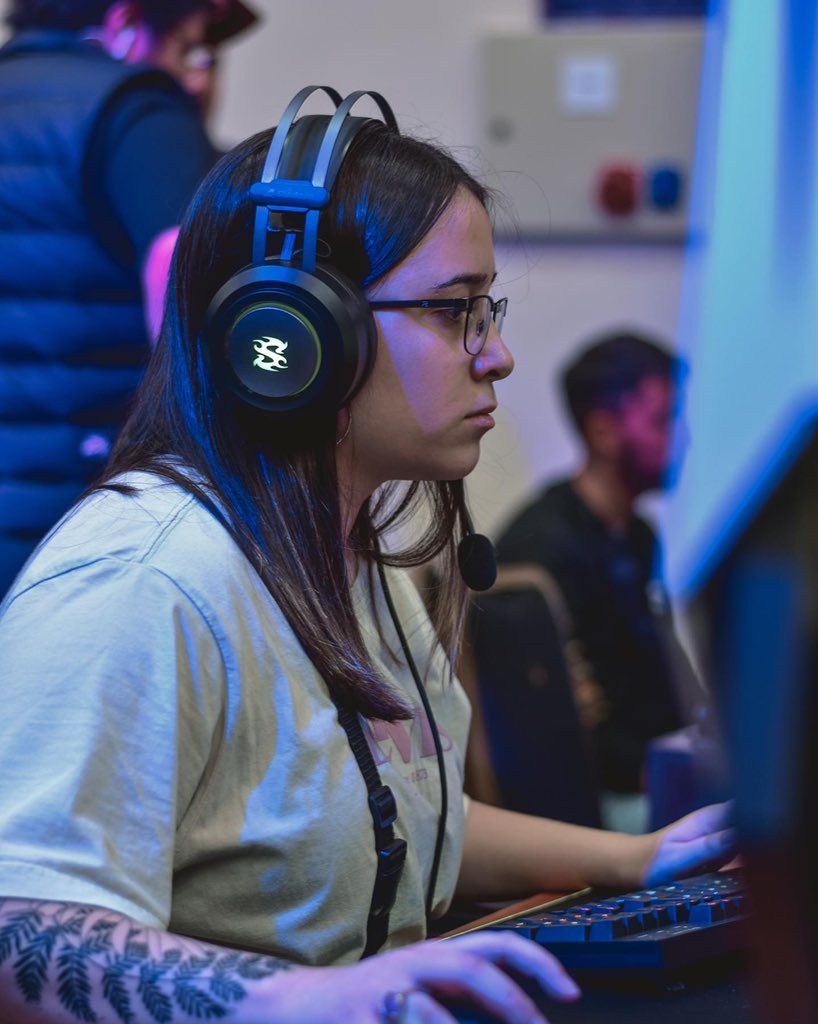 cafenix_esports's tweet photo. La streamer Uruguaya más fachera la tiene el Féni’ 😍😍
Ana estuvo el día Domingo en el stand para disfrutar y probar los periféricos @SharkoonUy! 🤟🏼
#ModoTryHard #ModoSharkoon
🎓 @iKaridana_
#VamosFénix
#LosColoresQueNosUnen https://t.co/3iGWzBcekm