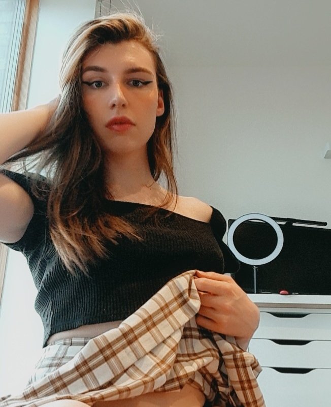 Izzy💫 E(💊) girl 🏳️⚧️ on Twitter "Ur cute, do u need a top?"