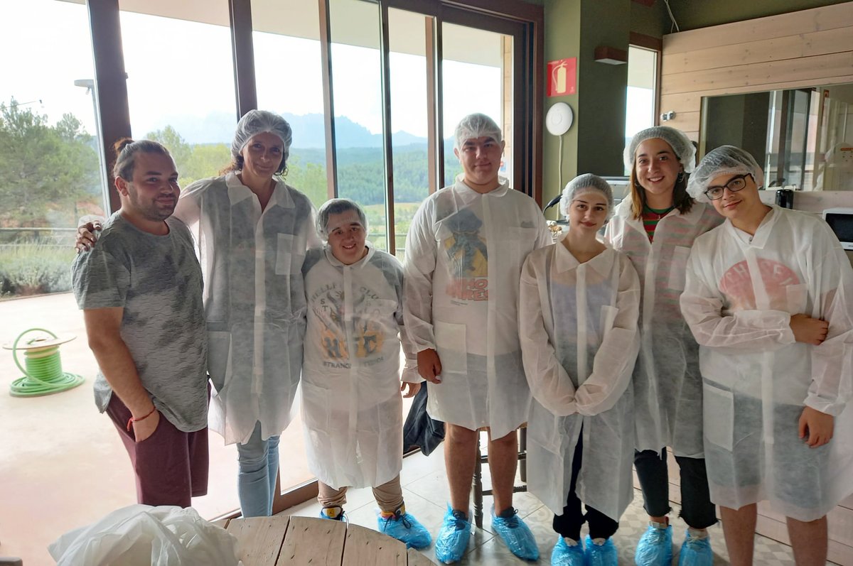 Ampans's tweet image. 🐐🌳 Els joves del programa Singulars “Jove, viu una experiència singular” han fet una visita a #Urpina. Han vist de primera mà quin és el procés d’elaboració dels formatges @Muntanyolampans i com és el dia a dia a la finca. Gràcies! I @ocupaciocat  #ProjecteSingulars