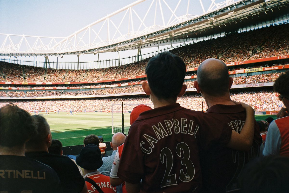 NEkkeshis's tweet photo. Took this photo from Leicester at home and regret not asking for the dads email address. Can you help me find him please? He was sat in block 26, row 9, seat 800 @arseblog @Stillberto @fkhanage @YankeeGunner @gunnerblog @10akhil @AFCSilverMember @laythy29 @DarrenArsenal1 #arsenal https://t.co/AoxJY3QI97
