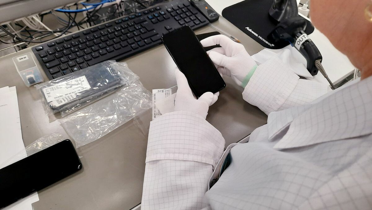 On estime à 100 millions le nombre de vieux téléphones qui dorment dans nos tiroirs en France. Véritable catastrophe environnementale, Orange vise 10% de ses ventes en reconditionné en 2025.
➡️ l.franceculture.fr/yr9