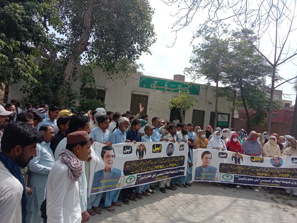 btm4587's tweet photo. @ChParvezElahi اسلام علیکم ورحمتہ اللہ وبرکاتہ    
 آج مورخہ 26 ستمبر 2022 کو ڈسٹرکٹ لودھراں PHFMC ایمپلائز نے پریس کلب لودھراں کے سامنے احتجاج ریکارڈ کروایا اور احکام بالا کو باور کرایا کہ اگر ہمارے مطالبات پورے نہ ہوے تو 10 ستمبر کو پنجاب اسمبلی کے سامنے بھر پور دھرنا ہو گا۔ https://t.co/N0rpYj8GKT