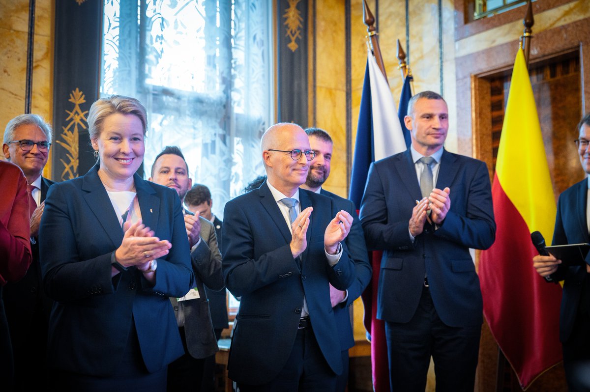 Hamburger Senat (@senat_hamburg) on Twitter photo <a href="/TschenPe/">Peter Tschentscher</a> <a href="/almutmoeller/">Almut Möller</a> <a href="/Klitschko/">Klitschko</a> "We stand together!" Diese Botschaft des Städtenetzwerks richtet sich in diesen Zeiten besonders an die #Ukraine. Mit dem "Pakt für Solidarität & Zukunft" geht Hamburg voran. BGM <a href="/TschenPe/">Peter Tschentscher</a> hat <a href="/Vitaliy_Klychko/">Віталій Кличко</a> in Prag weitere Unterstützung zugesagt. kyiv.hamburg.de #Kyiv <a href="/TschenPe/">Peter Tschentscher</a> <a href="/almutmoeller/">Almut Möller</a> <a href="/Klitschko/">Klitschko</a> "We stand together!" Diese Botschaft des Städtenetzwerks richtet sich in diesen Zeiten besonders an die #Ukraine. Mit dem "Pakt für Solidarität & Zukunft" geht Hamburg voran. BGM <a href="/TschenPe/">Peter Tschentscher</a> hat <a href="/Vitaliy_Klychko/">Віталій Кличко</a> in Prag weitere Unterstützung zugesagt. kyiv.hamburg.de #Kyiv