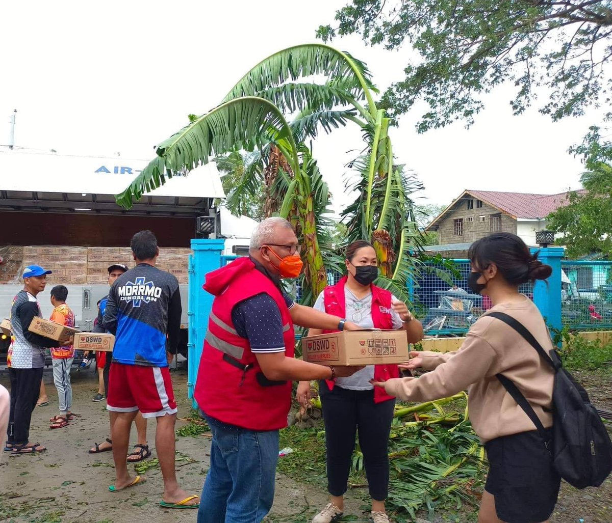 (2/2) Tinatayang nasa 363 FFPs ang paunang tulong na naipamahagi ng DSWD Region III para sa mga biktima ng bagyong Karding.
Sinigurado naman ng ahensya ang sapat na bilang ng relief goods at non-food items upang matugunan ang mga pangangailangan ng pagkain at malinis na inumin.