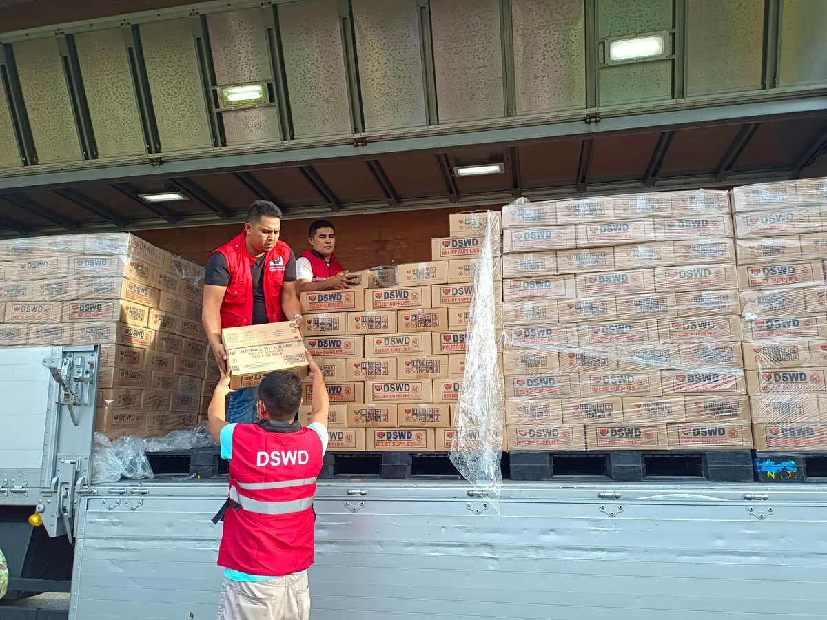 Mula sa <a href="/dswdserves/">@dswdserves</a>: Matapos ang unang gabi ng pananalasa ng Bagyong Karding sa Aurora, pasado alas syete ng umaga ay agarang sinimulan ni DSWD Region III RD Jonathan V. Dirain at Asst. RD for Ops Venus F. Rebuldela ang pamamahagi ng Family Food Packs (FFPs). (1/2)