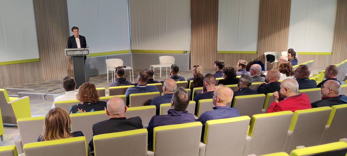 CSDEMENAGEMENT's tweet image. Remise des diplômes aux compagnons déménageurs, projet innovant lancé par la CSD et soutenu par OPCO Mobilité, l'AFTRAL, L'AFT et FMD.
Félicitations aux fiers diplômés ! Deux prochaines sessions des Devoirs du Compagnon Déménageur sont d'ores-et-déjà programmées. 👏